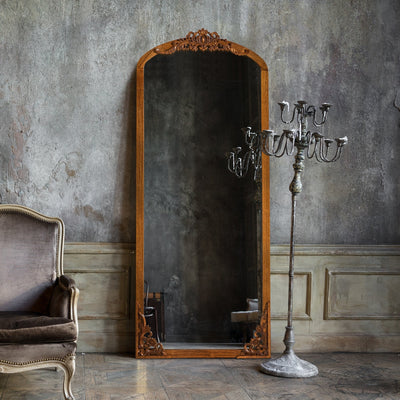 Miroir de sol sculpté en bois massif de forme arquée sur toute la longueur