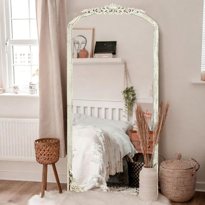 Miroir de sol sculpté en bois massif de forme arquée sur toute la longueur