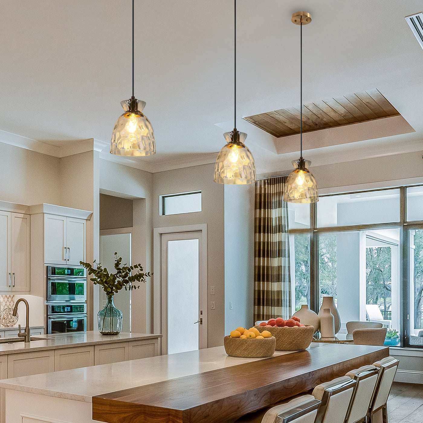 Suspension moderne du milieu du siècle Elisie à 1 ampoule en verre martelé avec dôme en cascade pour cuisine, îlot de cuisine, salle à manger