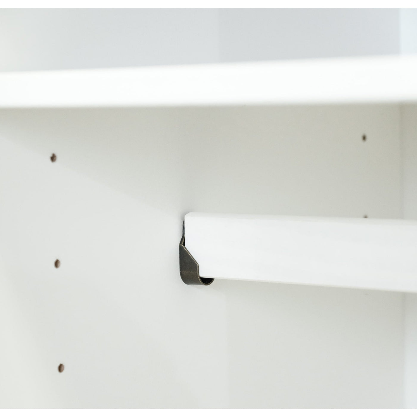 Armoire penderie 4 portes Kyle 100 % bois massif de Palace Imports avec portes en bois massif ou en miroir