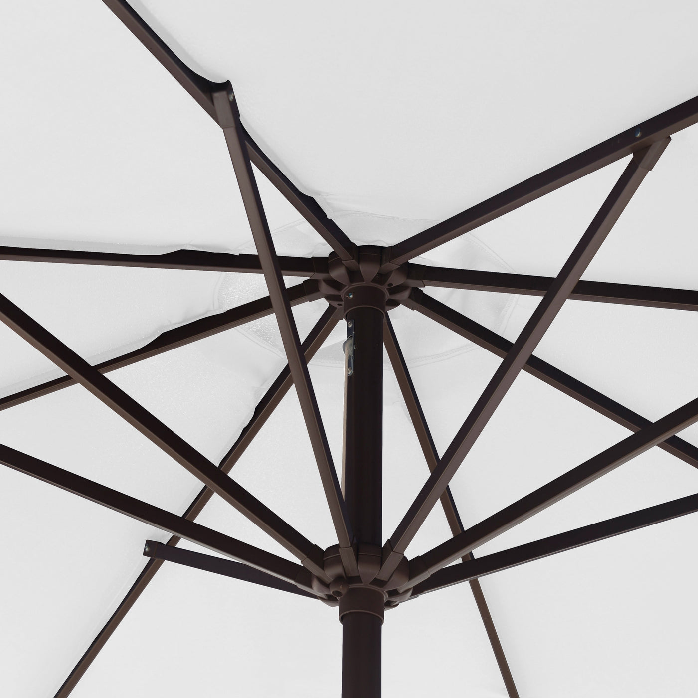 Parasol de patio Lopes de 9 pieds avec base en finition bronze et support de poids inclus