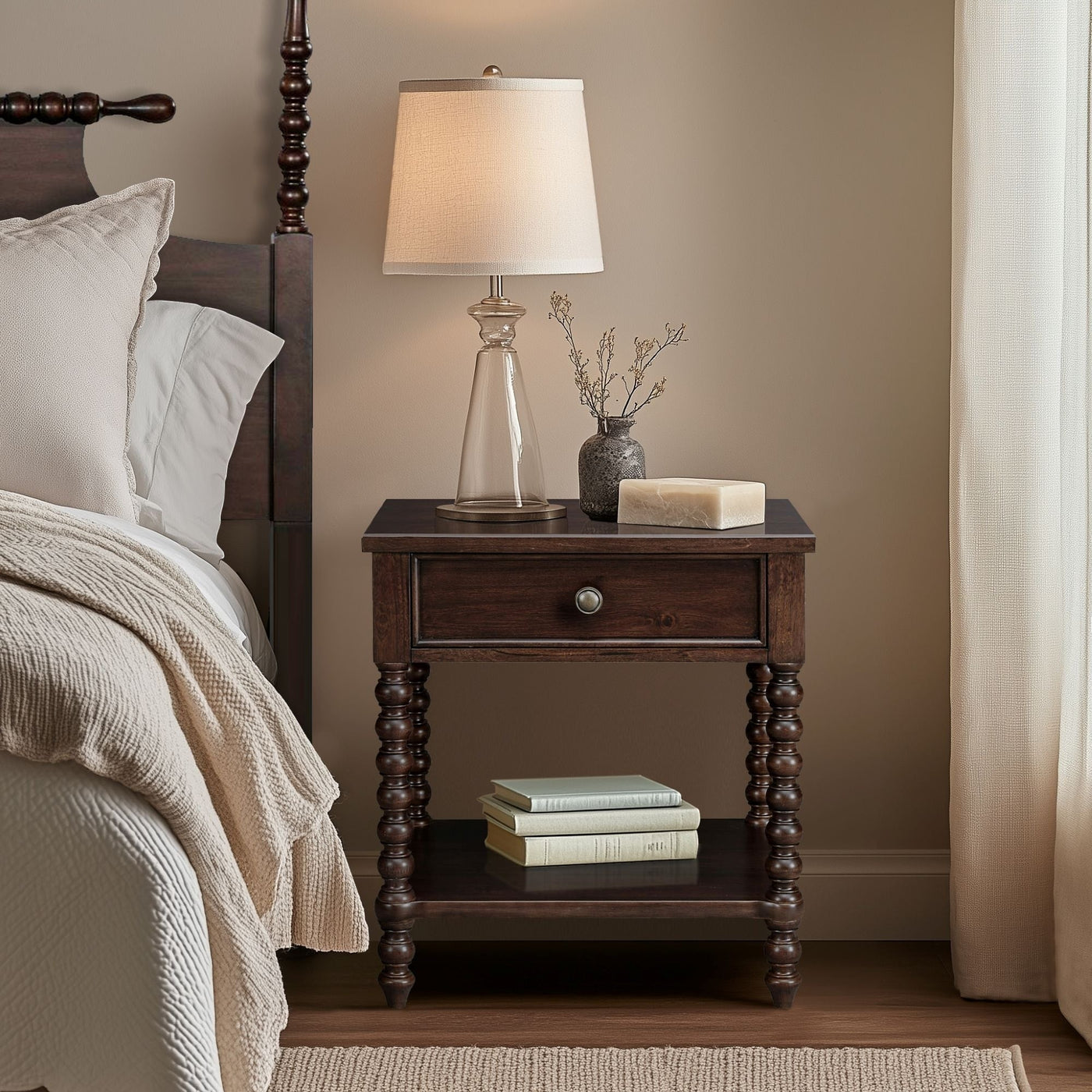 Table de chevet Madison Park Signature Beckett en bois tourné avec tiroir et étagère