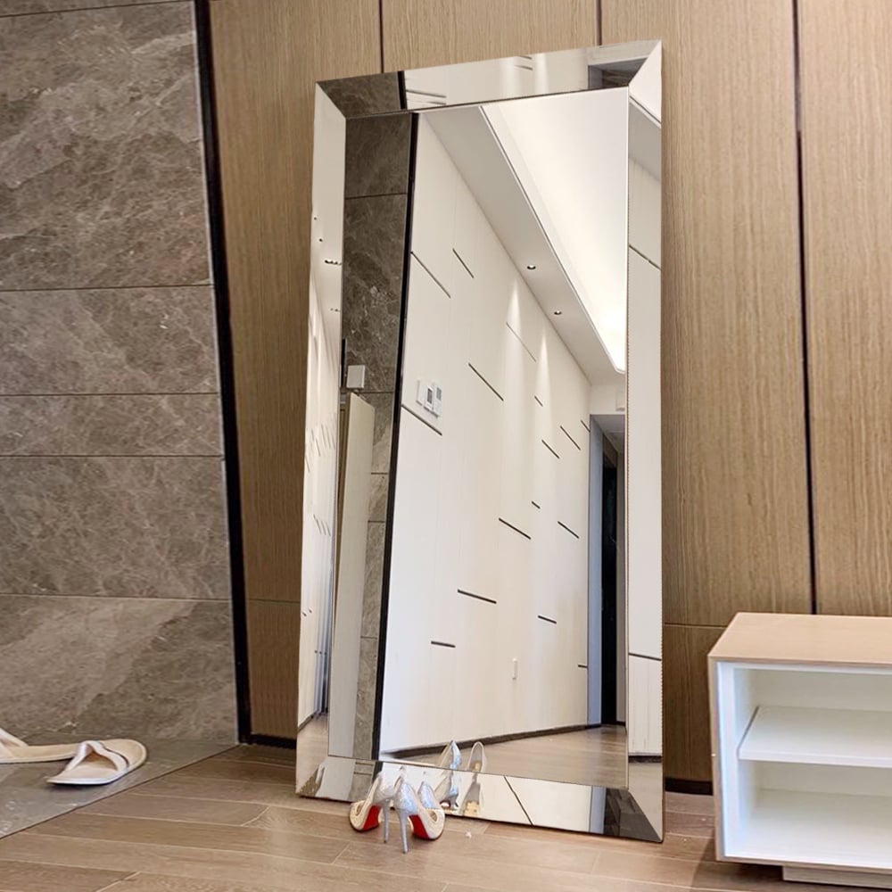 Miroir mural métallique élégant, biseauté et réfléchissant, argenté, pleine longueur