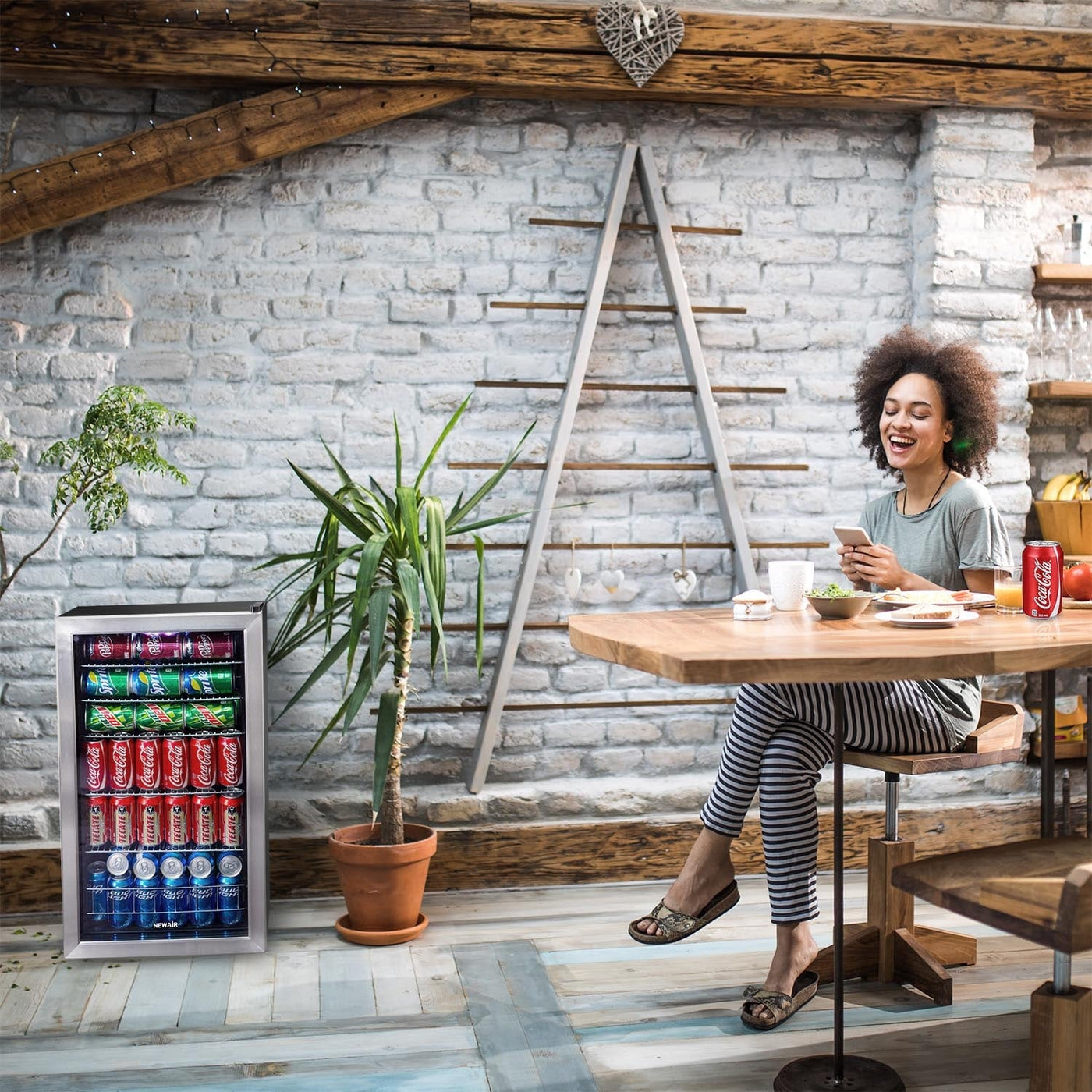 Réfrigérateur à boissons Newair d'une capacité de 126 canettes, mini-réfrigérateur avec porte vitrée et étagères réglables, en acier inoxydable