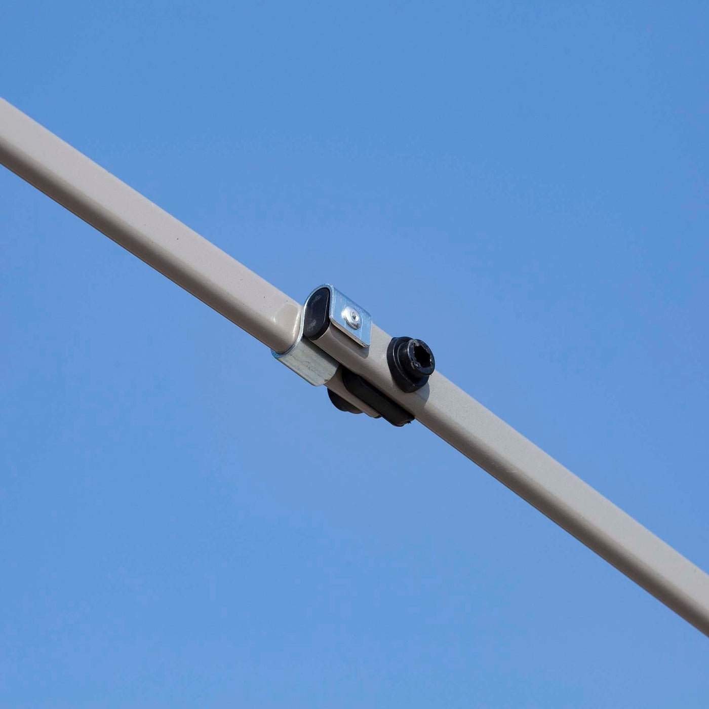 Outsunny 12' x 12' Pop Up Canopy Sun Shade Tente instantanée pliable avec filet latéral en maille, hauteur réglable sur 3 niveaux