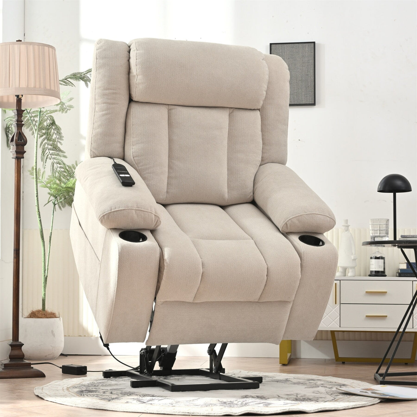 Fauteuil releveur électrique pour personnes âgées, en tissu, avec repose-pieds allongé, 2 porte-gobelets, poches latérales et télécommande.