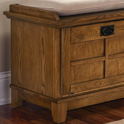 Le banc de rangement rembourré en vieille pierre de la grange grise