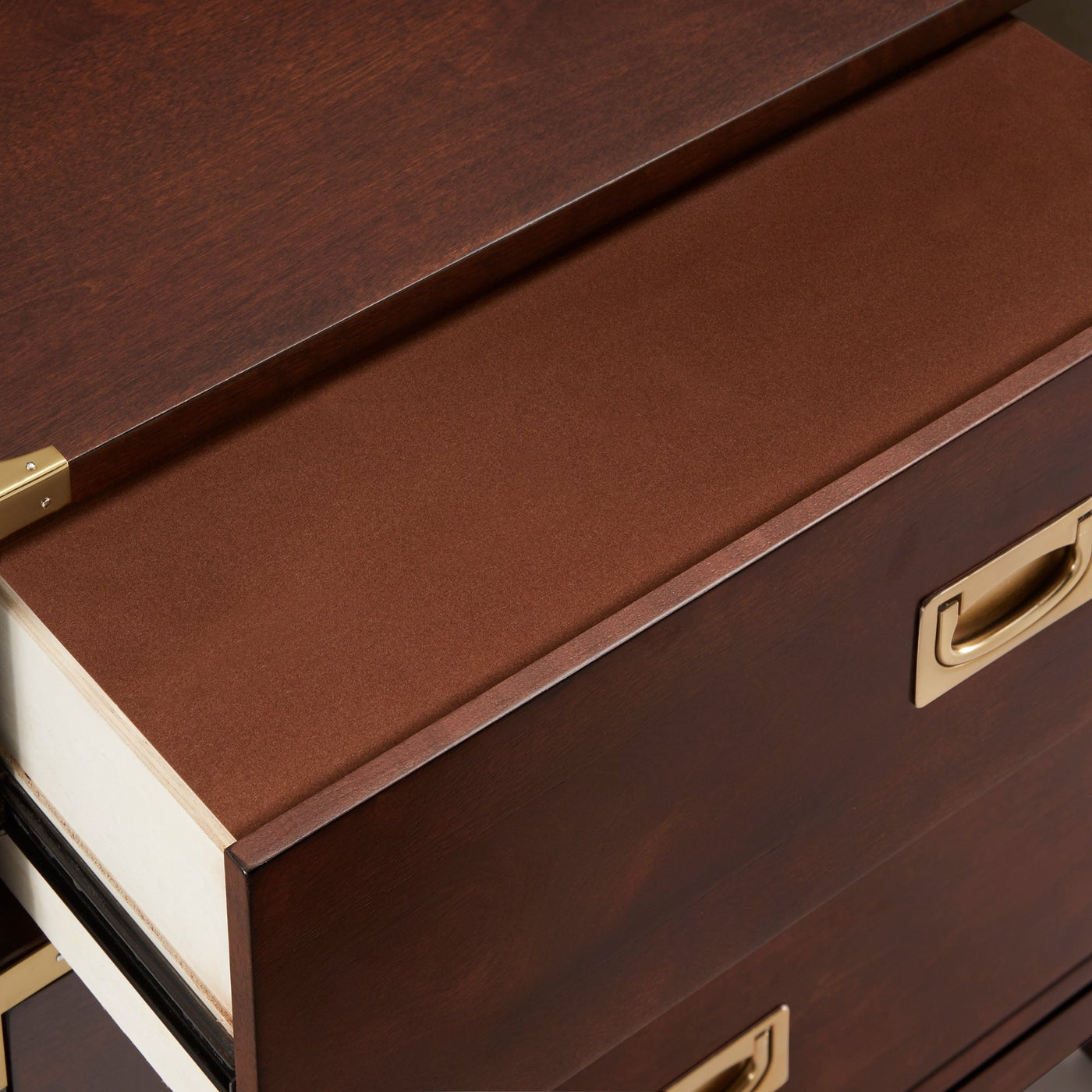 Table de chevet Valoria à 3 tiroirs avec accents dorés